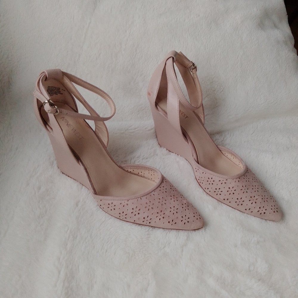 Nine West beige brantlee beige wedge pointed toe shoes size 9 1/2.